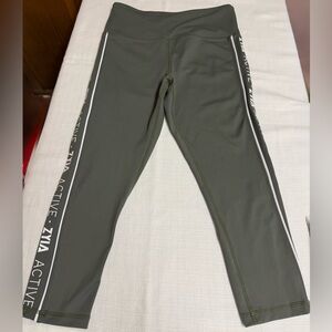Zyia Active Olive Logo Stripe Light n Tight Hi-Rise Capri leggings. EUC size 6-8